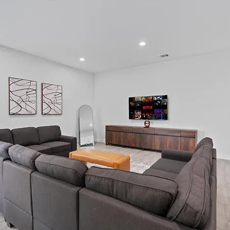 Luxurious Home - Downtown Access - Spacious